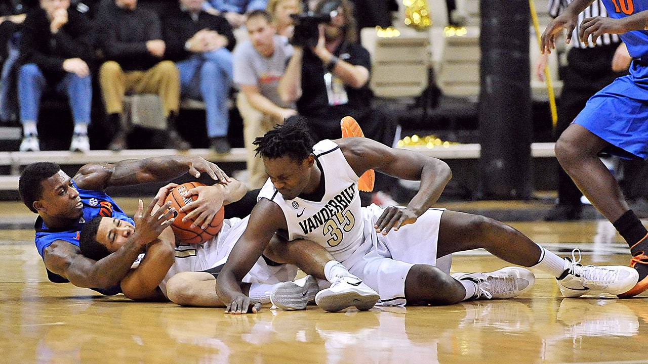 Vanderbilt puts up a fight, but No. 1 Florida holds off Commodores